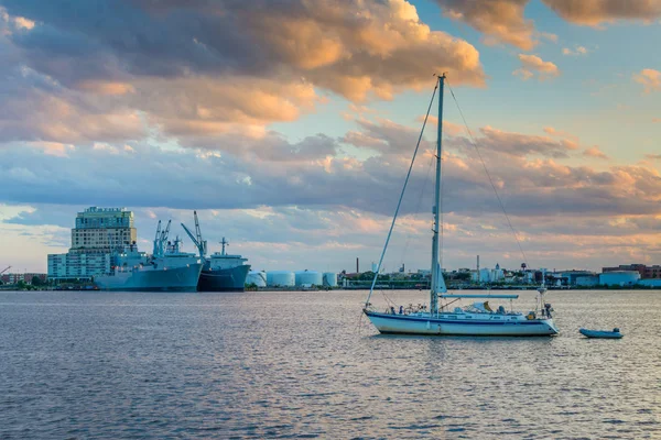 Sailboat in the harbor and view of Silo Point at sunset, in Cant — Stock Photo, Image