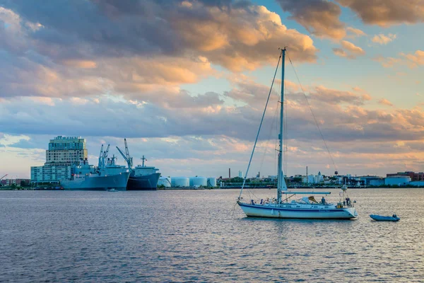 Vitorlás kikötő és Nézd Silo pont a naplemente, a vidám — Stock Fotó