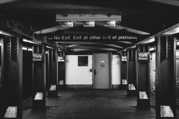 纽约布鲁克林区约克街车站的地铁站台 — 图库照片