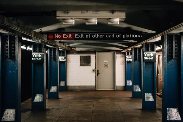 纽约布鲁克林区约克街车站的地铁站台 — 图库照片