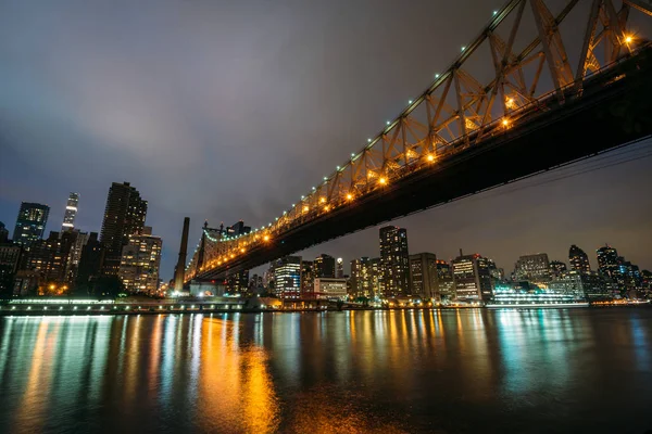 夜晚的昆斯伯桥 从纽约市的罗斯福岛上看到 — 图库照片