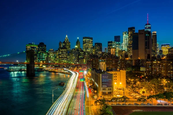 从纽约曼哈顿大桥走道看罗斯福驾车和曼哈顿下城的地平线 — 图库照片