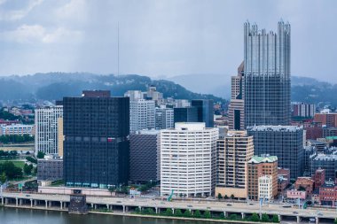 Pittsburgh manzarası ve Monongahela nehirden Mount Washington, Pittsburgh, Pennsylvania fırtınalı görünümünü