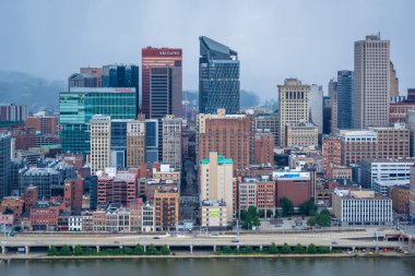 Pittsburgh manzarası ve Monongahela nehirden Mount Washington, Pittsburgh, Pennsylvania fırtınalı görünümünü