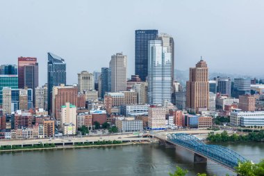 Pittsburgh manzarası ve Monongahela nehirden Mount Washington, Pittsburgh, Pennsylvania fırtınalı görünümünü
