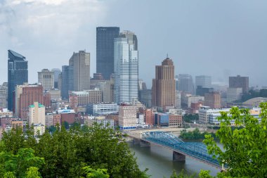 Pittsburgh manzarası ve Monongahela nehirden Mount Washington, Pittsburgh, Pennsylvania fırtınalı görünümünü
