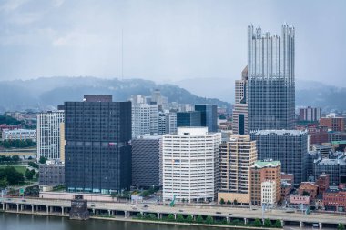 Pittsburgh, Pennsylvania Mount Washington'dan Pittsburgh Skyline fırtınalı görünümü.