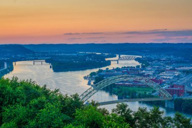 Ohio Nehri, Mount Washington, Pittsburgh, Pennsylvania tarafından trafik kavaşağında günbatımı.