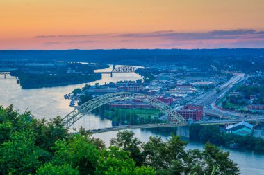 Ohio Nehri, Mount Washington, Pittsburgh, Pennsylvania tarafından trafik kavaşağında günbatımı.