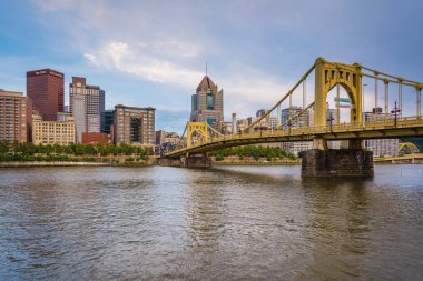 Allegheny iniş, Pittsburgh, Pennsylvania tarafından trafik kavaşağında Roberto Clemente Köprüsü ve Pittsburgh manzarası,.