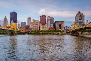 Allegheny iniş, Pittsburgh, Pennsylvania tarafından trafik kavaşağında Roberto Clemente Köprüsü ve Pittsburgh manzarası,.