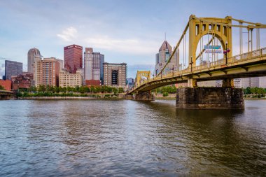 Allegheny iniş, Pittsburgh, Pennsylvania tarafından trafik kavaşağında Roberto Clemente Köprüsü ve Pittsburgh manzarası,.