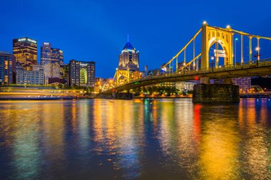 Allegheny iniş, Pittsburgh, Pennsylvania tarafından trafik kavaşağında Roberto Clemente Köprüsü ve Pittsburgh manzarası, gece,.