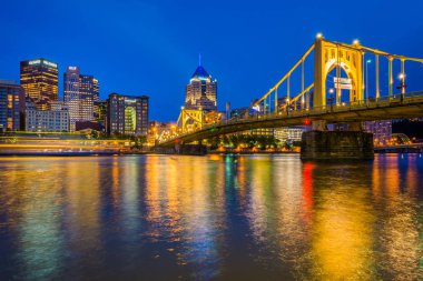 Allegheny iniş, Pittsburgh, Pennsylvania tarafından trafik kavaşağında Roberto Clemente Köprüsü ve Pittsburgh manzarası, gece,.