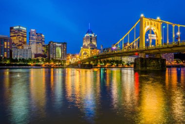 Allegheny iniş, Pittsburgh, Pennsylvania tarafından trafik kavaşağında Roberto Clemente Köprüsü ve Pittsburgh manzarası, gece,.