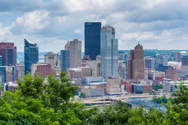 Pittsburgh manzarası ve Monongahela nehirden Mount Washington, Pittsburgh, Pennsylvania görünümü