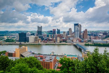 Pittsburgh manzarası ve Monongahela nehirden Mount Washington, Pittsburgh, Pennsylvania görünümü