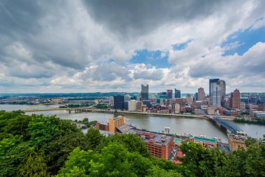 Pittsburgh manzarası ve Monongahela nehirden Mount Washington, Pittsburgh, Pennsylvania görünümü