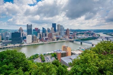 Pittsburgh manzarası ve Monongahela nehirden Mount Washington, Pittsburgh, Pennsylvania görünümü