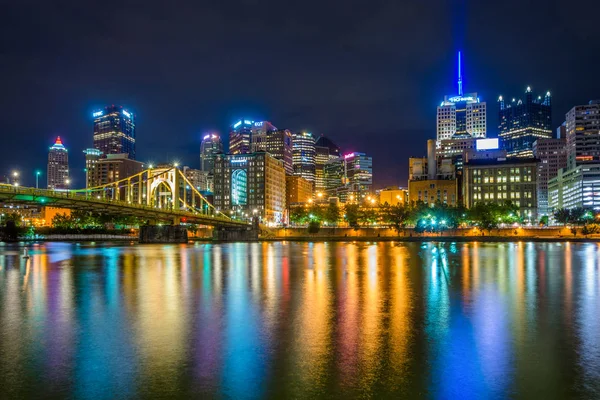 Die Skyline Von Pittsburgh Bei Nacht Von Der Landung Aus — Stockfoto