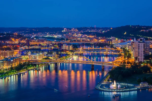 在晚上 从华盛顿山 在匹兹堡 宾夕法尼亚州的河的看法 — 图库照片