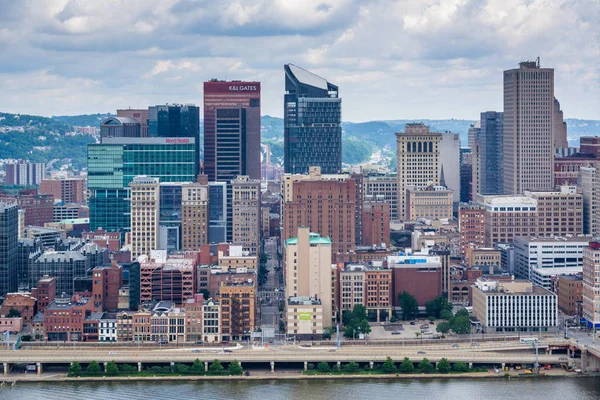 Pittsburgh manzarası ve Monongahela nehirden Mount Washington, Pittsburgh, Pennsylvania görünümü