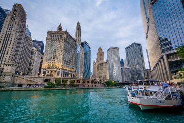 Tekne ve Chicago, Illinois Chicago Nehri boyunca binalar