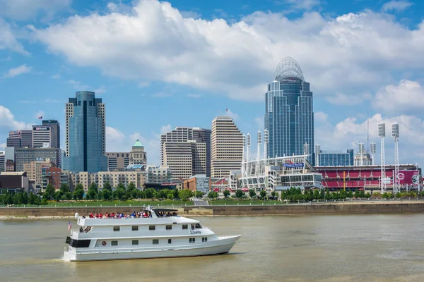 Boat Skyline Cincinnati Newport Kentucky — Foto Stock