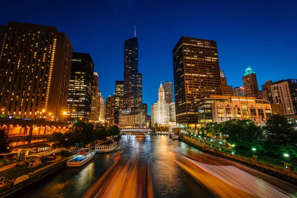 Движение Лодок Реке Чикаго Ночью Чикаго Штат Иллинойс — стоковое фото