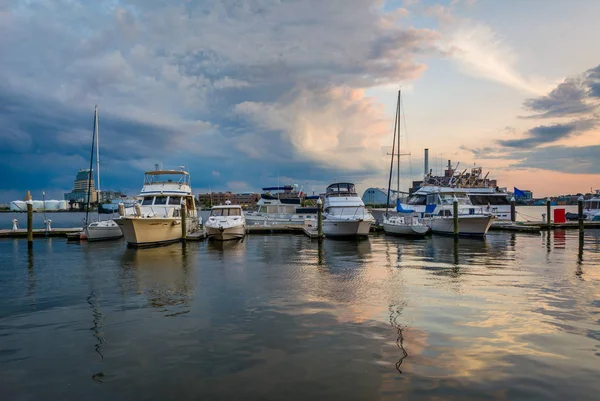 フェルズ ポイント ボルチモア メリーランド州の日没でウォーター フロントのボート — ストック写真