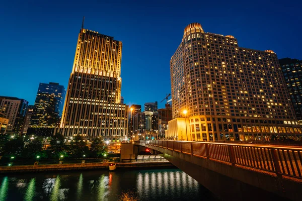 Híd Modern Épületek Éjjel Illinois Állambeli Chicago Folyó Mentén — Stock Fotó