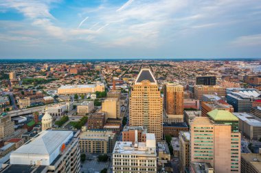 Şehir merkezinde Baltimore, Maryland görünümünü akşam