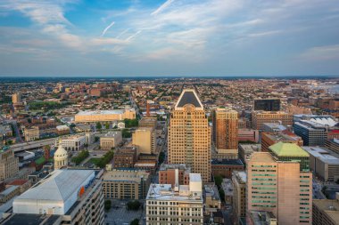 Şehir merkezinde Baltimore, Maryland görünümünü akşam
