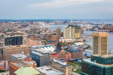 Şehir merkezinde Baltimore, Maryland görünümünü akşam
