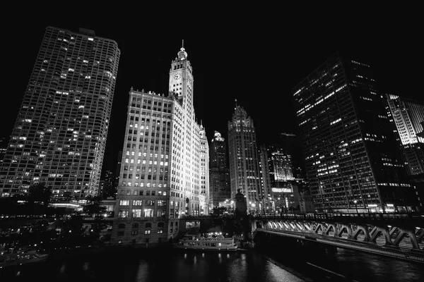 Здания Вдоль Реки Чикаго Ночью Чикаго Иллинойс — стоковое фото