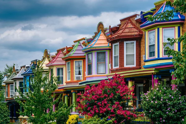 吉尔福德大街上五颜六色的排房子 在马里兰州巴尔的摩 — 图库照片