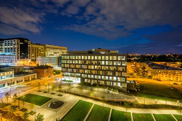 渴望公园和约翰霍普金斯医院在晚上 在巴尔的摩 马里兰州 — 图库照片