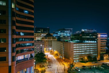 Lombard Street, gece, şehir Baltimore, Maryland