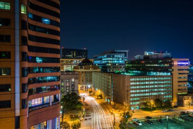 Lombard Street, gece, şehir Baltimore, Maryland