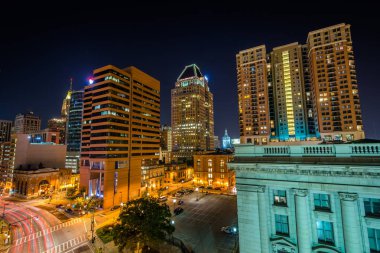 Lombard Street, gece, şehir Baltimore, Maryland