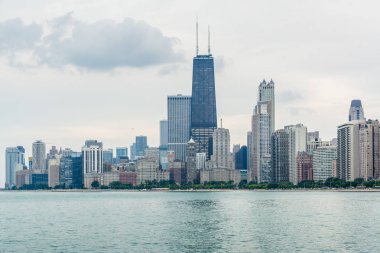 Chicago, Illinois gece Chicago Nehri boyunca gökdelenler