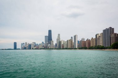 Chicago, Illinois gece Chicago Nehri boyunca gökdelenler