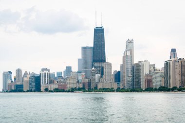 Chicago, Illinois gece Chicago Nehri boyunca gökdelenler