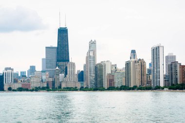 Chicago, Illinois gece Chicago Nehri boyunca gökdelenler