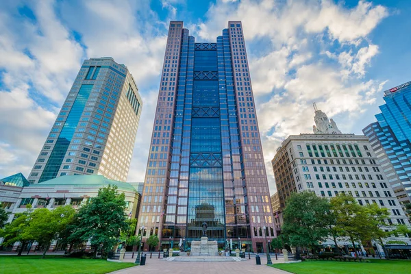 Şehir Columbus, Ohio yüksek cadde boyunca modern binalar.