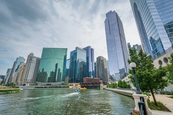 Moderna Byggnader Längs Chicago River Chicago Illinois — Stockfoto
