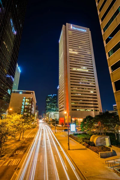 现代摩天大楼在伦巴第街晚上 巴尔的摩 马里兰州 — 图库照片