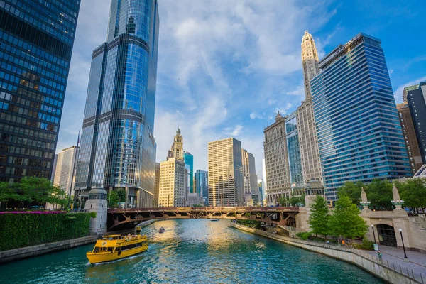 Felhőkarcoló Chicagóban Chicago Folyó Mentén — Stock Fotó