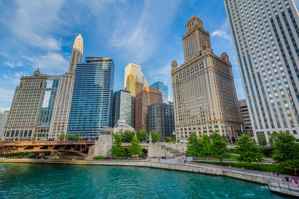 シカゴ イリノイ州 シカゴ川沿いの高層ビル — ストック写真