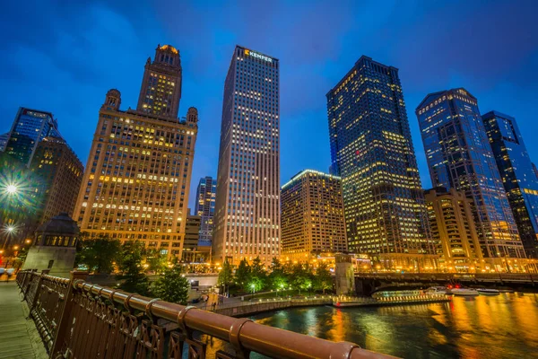 Небоскрёбы Вдоль Реки Чикаго Ночью Чикаго Штат Иллинойс — стоковое фото